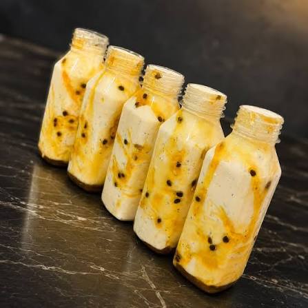 Garrafinhas de mousse de maracujá com calda