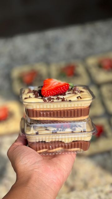 Marmitinhas de pavê com morango