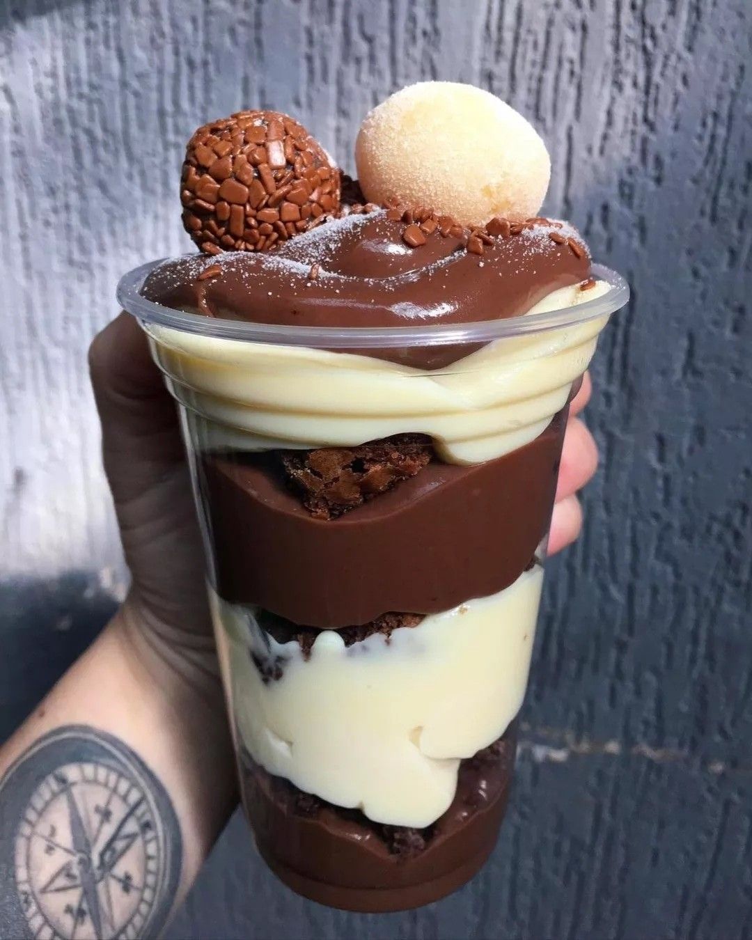 Copo da felicidade com brigadeiros no topo