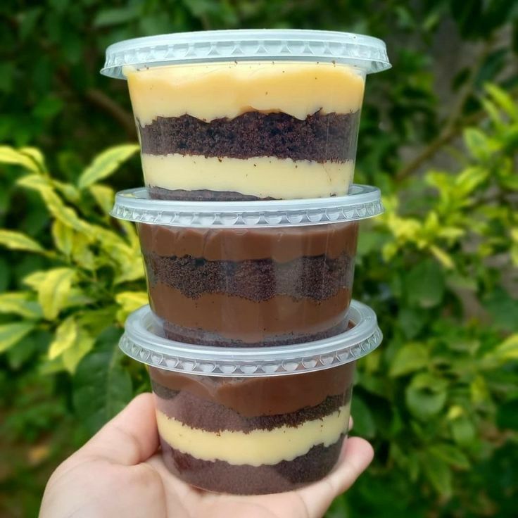 Potes de bolo com creme e chocolate empilhados