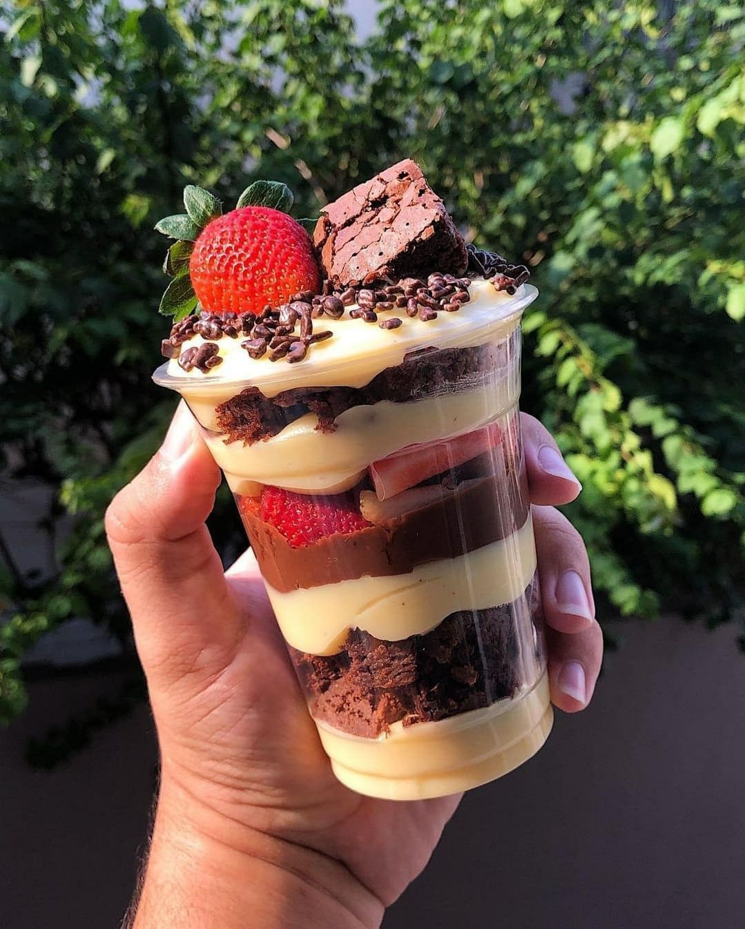 Copo da felicidade com brownie, creme e morango