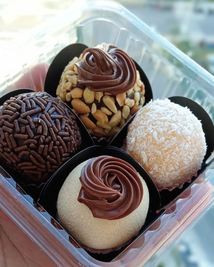 Brigadeiros gourmet variados em embalagem