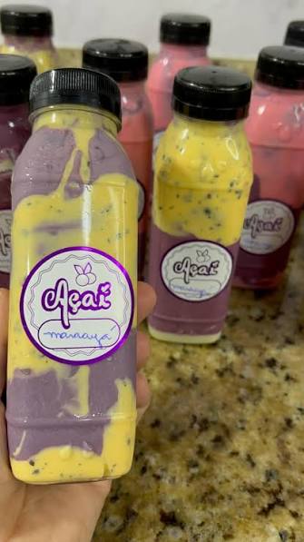 Garrafinhas de açaí com creme de maracujá